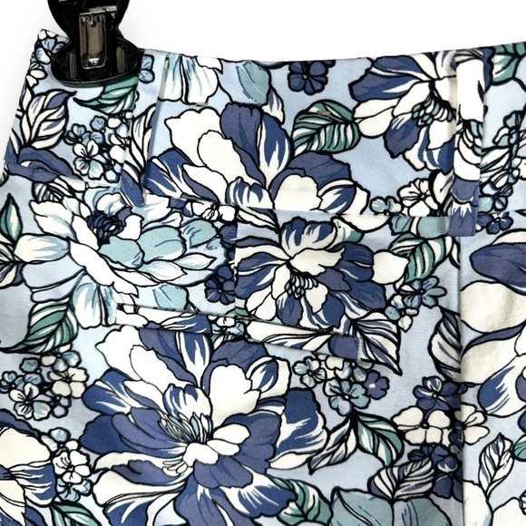 4 for $20 SALE! Ann Taylor Factory Signature Fit Shorts, Blue Floral, Size 2P - Picture 7 of 9